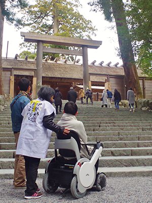 伊勢おもてなしヘルパーと一緒にないくう階段の下まで電動車いすでやってきた依頼者